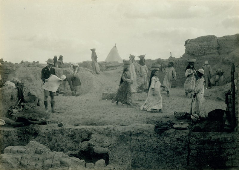 black and white photo of archaeological excavation in 1920s Egypt